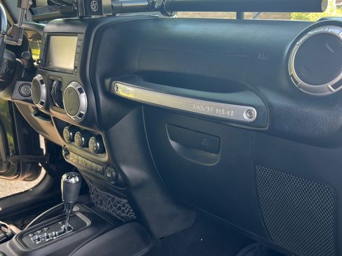 Used 2015 Jeep Wrangler Unlimited Rubicon image 9