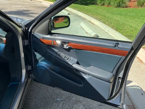 Used 2004 Cadillac De Ville Sedan w/ Equipment Group image 21