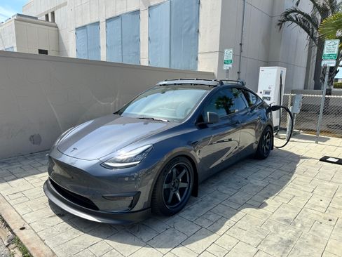 Used 2022 Tesla Model Y Long Range image 10