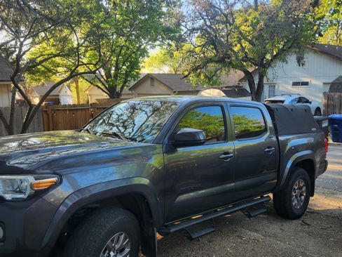 Used 2018 Toyota Tacoma SR5 image 1