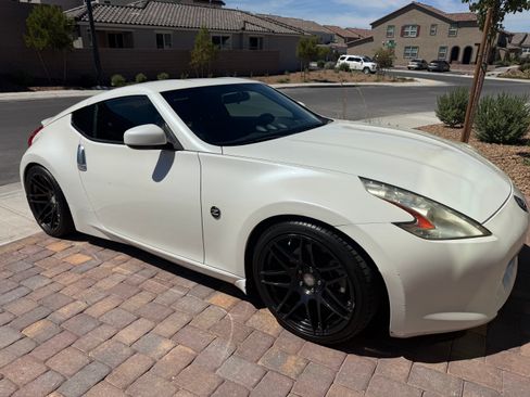 Used 2010 Nissan 370Z Coupe RWD image 1