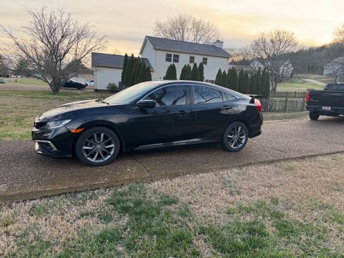 Used 2019 Honda Civic EX image 2