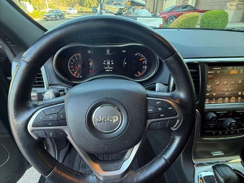 Used 2017 Jeep Grand Cherokee Laredo AWD/4WD image 15