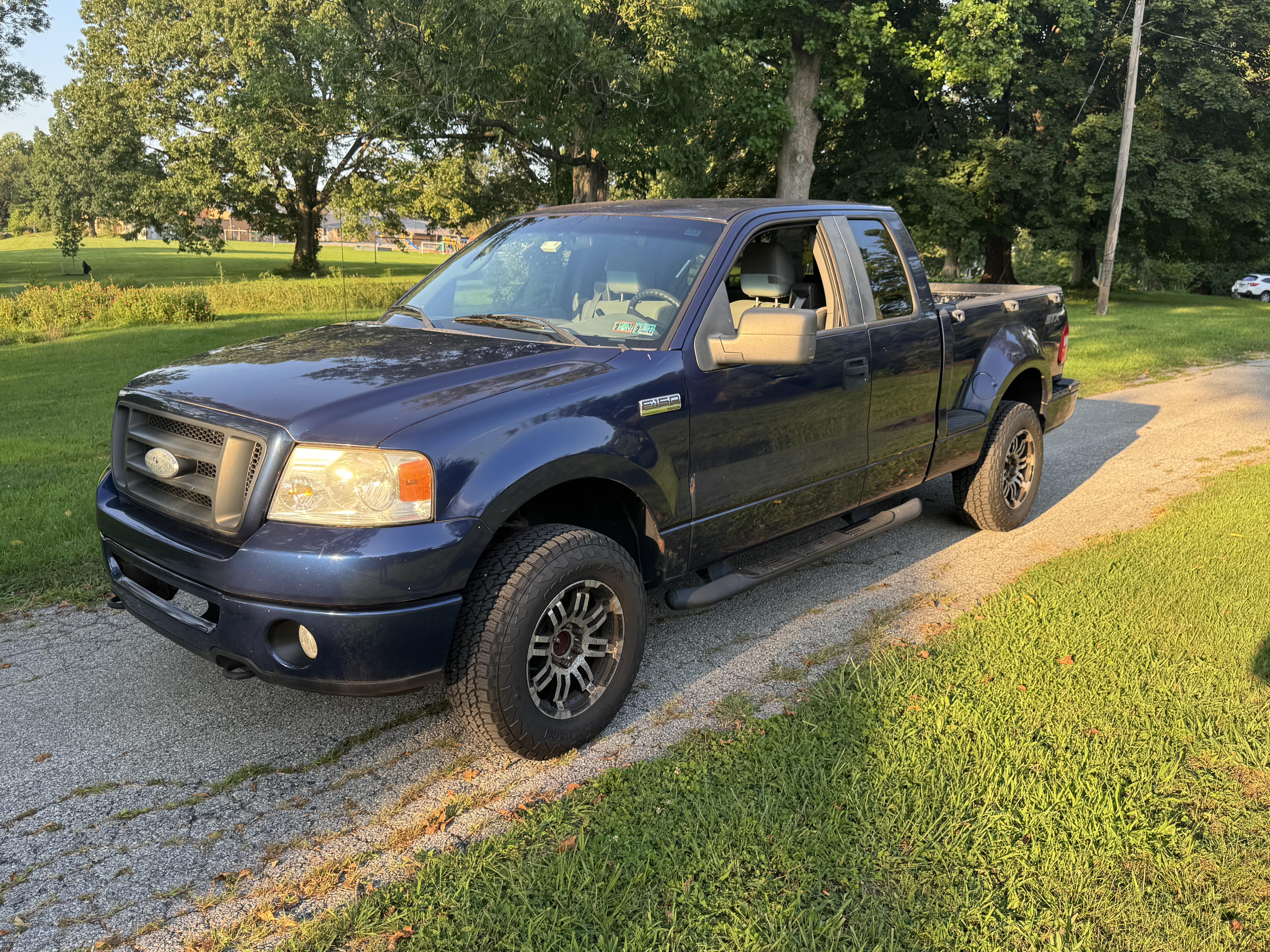 Used 2007 Ford F150 STX AWD/4WD image 4