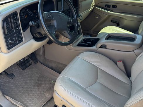 Used 2004 GMC Yukon XL 2500 SLT w/ Preferred Equipment Group AWD/4WD image 11