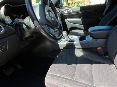 Used 2021 Jeep Grand Cherokee Laredo image 10