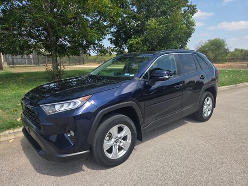 Used 2020 Toyota RAV4 XLE w/ Convenience Package FWD image 5