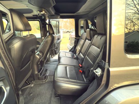 Used 2019 Jeep Wrangler Unlimited Sahara w/ Quick Order Package 24M Moab image 12