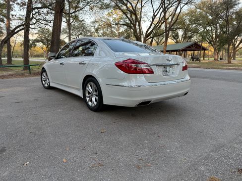 Used 2013 Hyundai Genesis 3.8 image 4