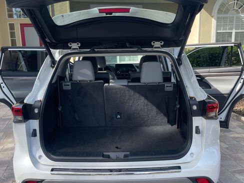 Used 2023 Toyota Highlander Platinum FWD image 8