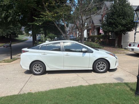 Used 2016 Toyota Prius Two FWD image 6