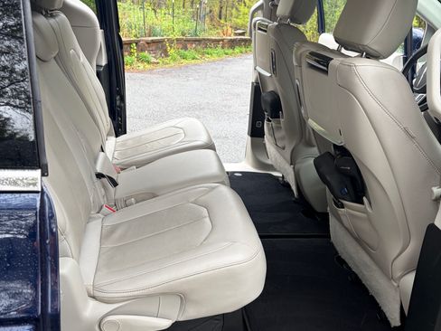 Used 2019 Chrysler Pacifica Touring-L Plus w/ Advanced Safetytec Group FWD image 10