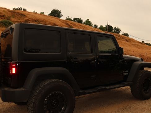 Used 2015 Jeep Wrangler Unlimited Sport w/ Quick Order Package 24S AWD/4WD image 2