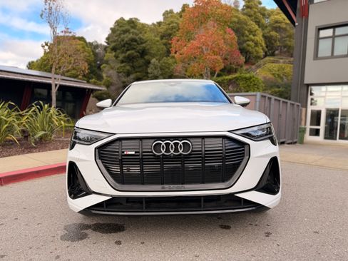 Used 2021 Audi e-tron Prestige w/ Prestige Package image 9