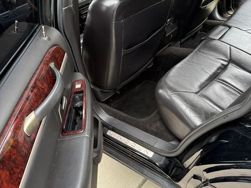 Used 2011 Lincoln Town Car Signature Limited image 8