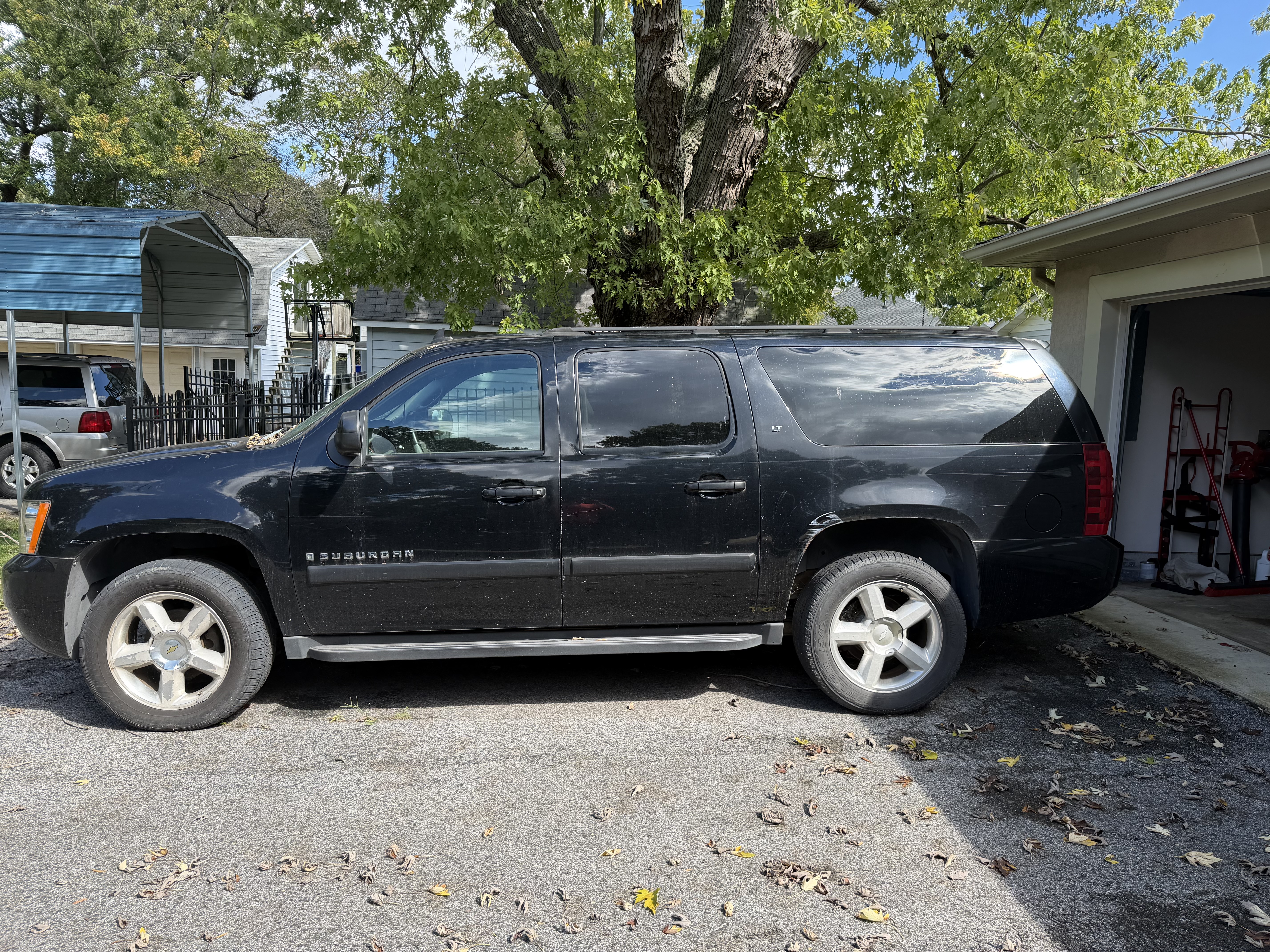 Used 2007 Chevrolet Suburban LT w/ LT Preferred Equipment Group AWD/4WD image 1