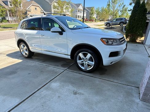 Used 2014 Volkswagen Touareg VR6 AWD/4WD image 2