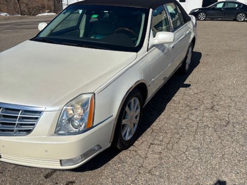 Used 2008 Cadillac DTS image 2