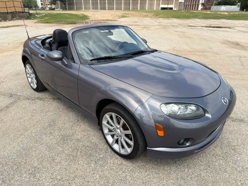 Used 2008 MAZDA MX-5 Miata Grand Touring w/ Premium Pkg RWD image 2
