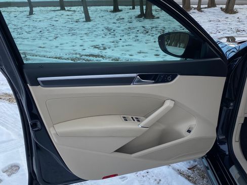 Used 2017 Volkswagen Passat 1.8T R-Line w/ R-Line Lighting Package image 23