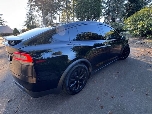 Used 2024 Tesla Model X Standard Sport Utility 4D image 4