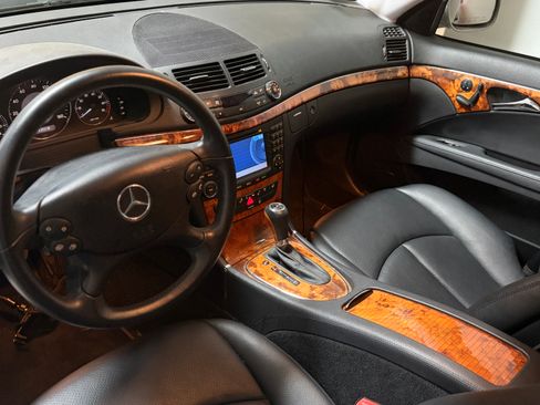 Used 2008 Mercedes-Benz E 350 4MATIC Sedan image 9