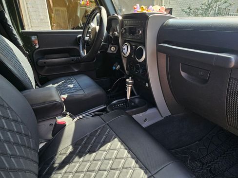 Used 2008 Jeep Wrangler Unlimited Sahara w/ Dual Top Group AWD/4WD image 10