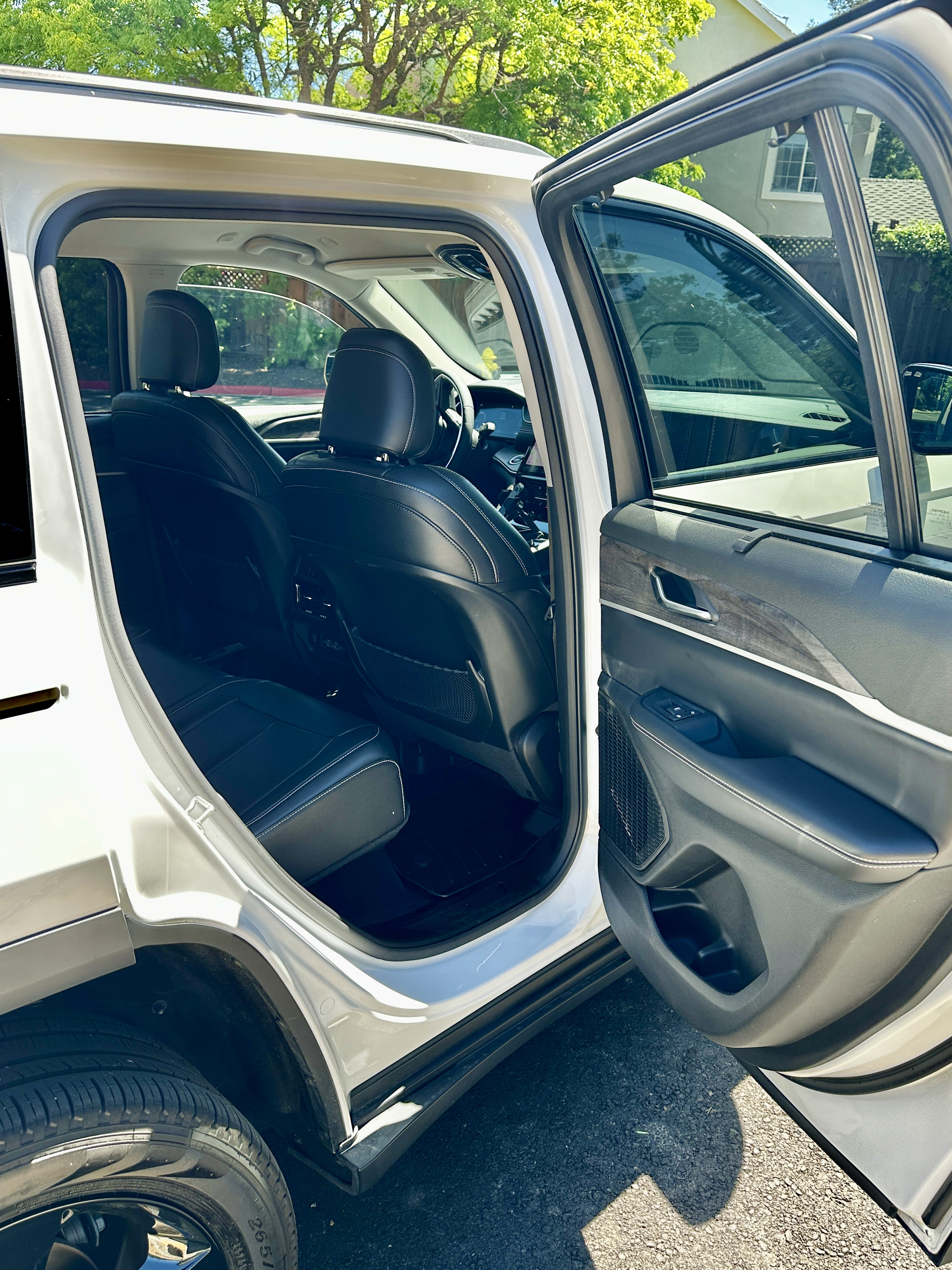 Used 2024 Jeep Grand Cherokee Limited w/ Luxury Tech Group II RWD image 15