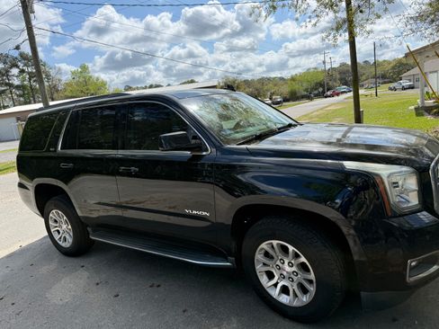 Used 2017 GMC Yukon SLT image 2