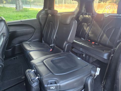 Used 2019 Chrysler Pacifica Touring-L w/ Advanced Safetytec Group image 12