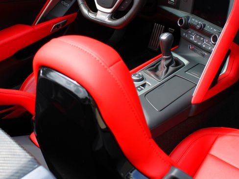 Used 2015 Chevrolet Corvette Z06 w/ 3LZ Preferred Equipment Group RWD image 27