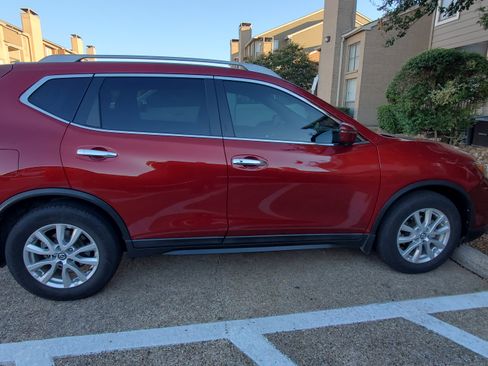 Used 2018 Nissan Rogue SV w/ Premium Package image 9