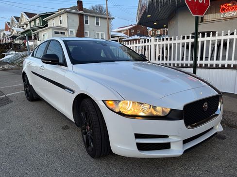Used 2019 Jaguar XE Premium image 11