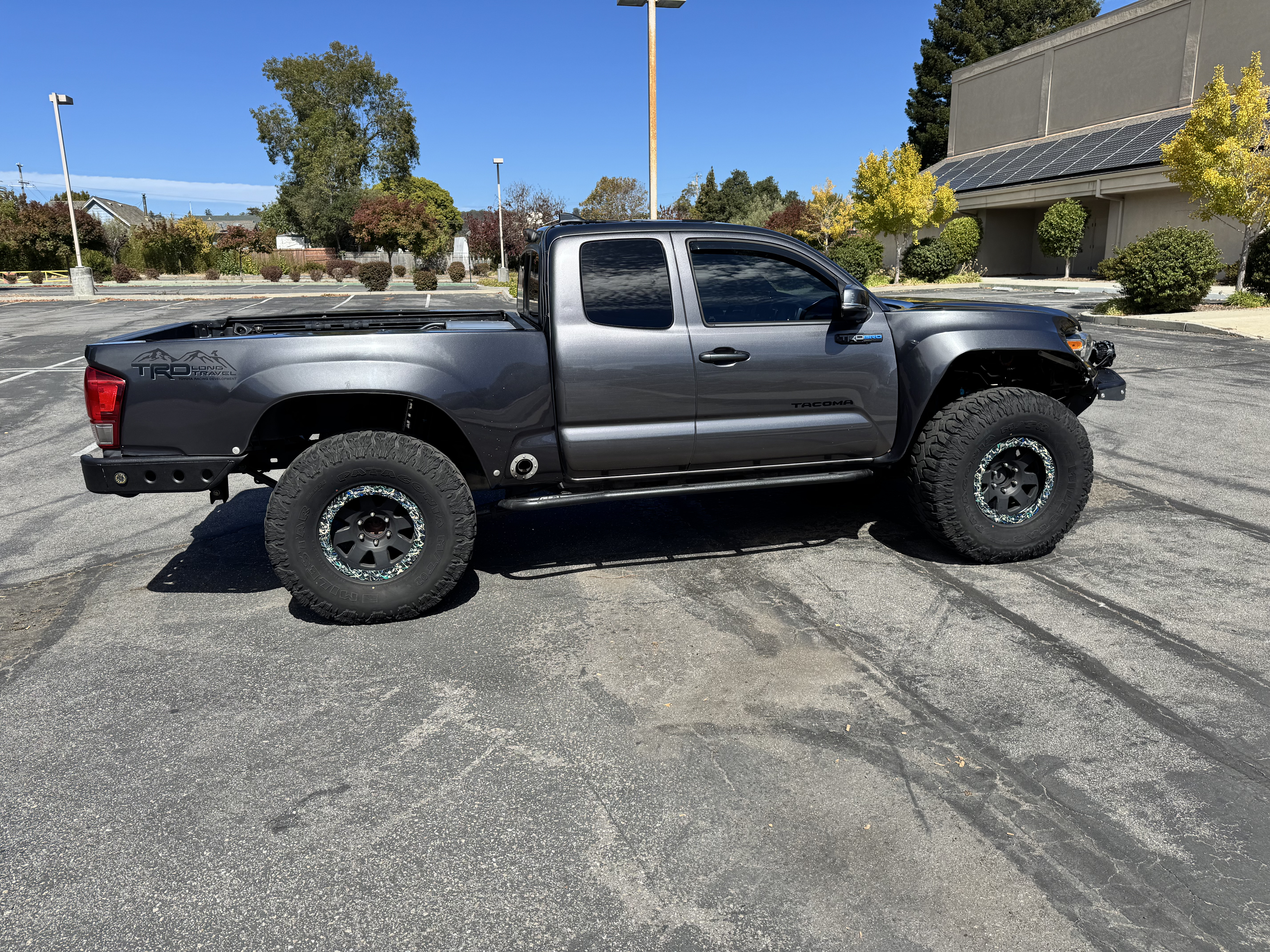 Used 2016 Toyota Tacoma TRD Off-Road w/ Premium & Technology Package AWD/4WD image 5