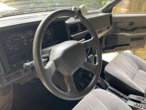 Used 1993 Nissan Pathfinder XE AWD/4WD image 10