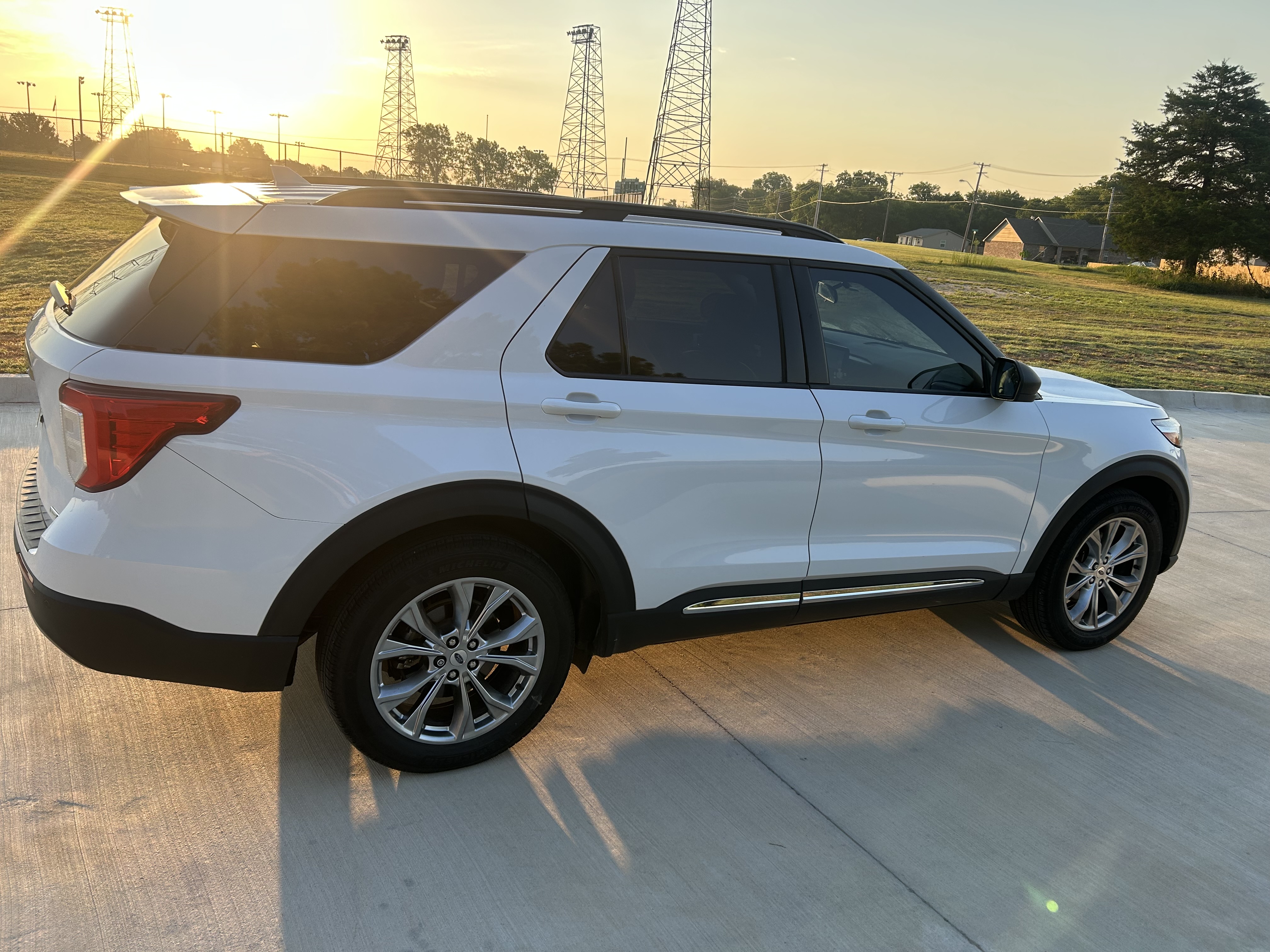 Used 2020 Ford Explorer XLT w/ Equipment Group 202A AWD/4WD image 2
