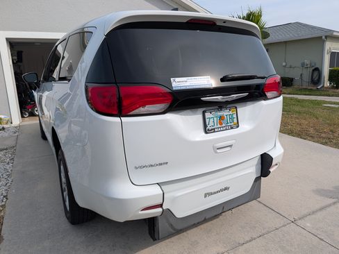 Used 2022 Chrysler Voyager LX FWD image 8