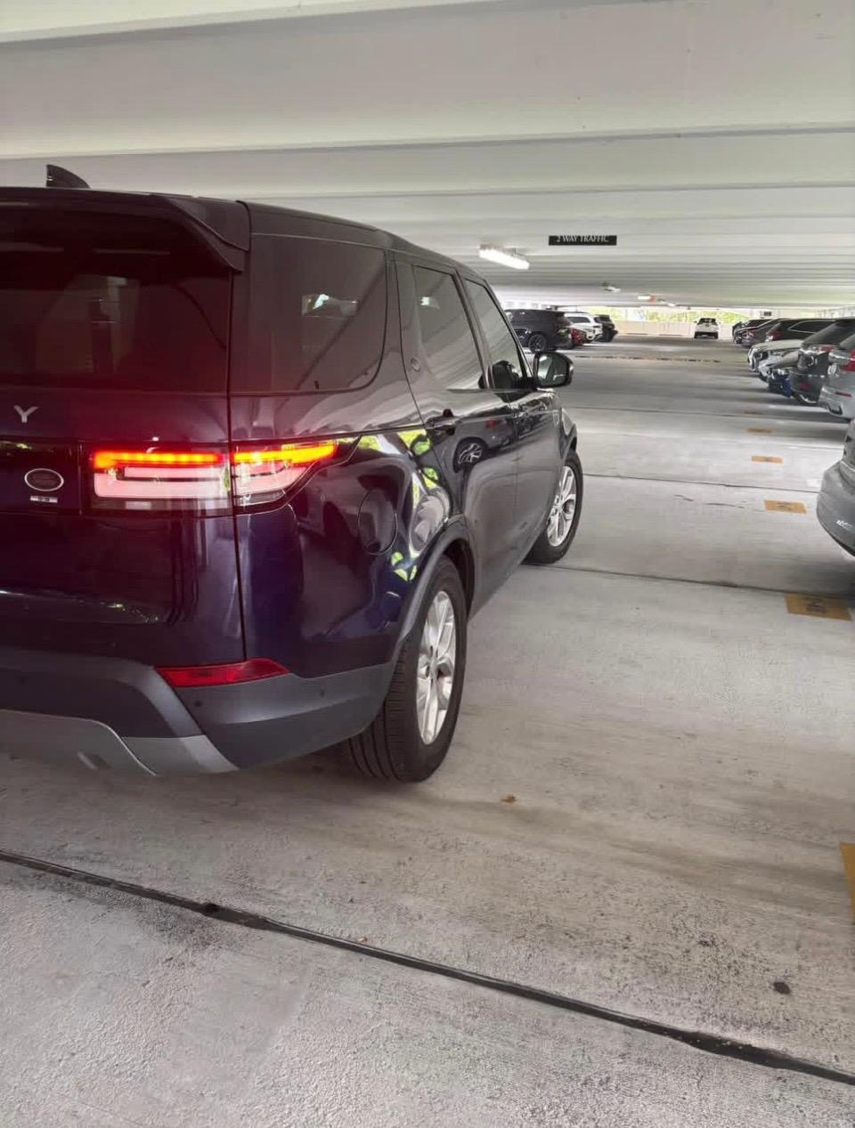 Used 2020 Land Rover Discovery SE AWD/4WD image 6