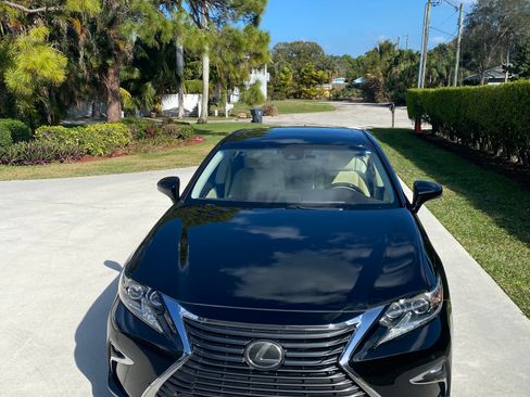 Used 2016 Lexus ES 350 w/ Luxury Package w/Wood Trim image 18
