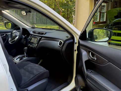 Used 2015 Nissan Rogue SV w/ SV Premium Package image 28