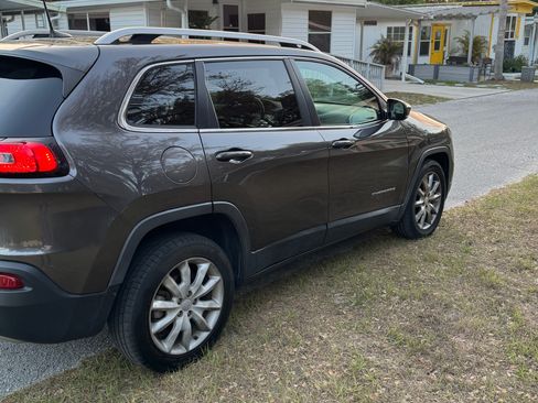 Used 2018 Jeep Cherokee Limited FWD image 4