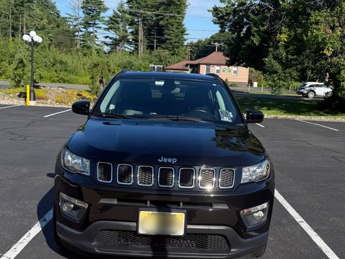 Used 2019 Jeep Compass Latitude w/ Popular Equipment Group FWD image 2