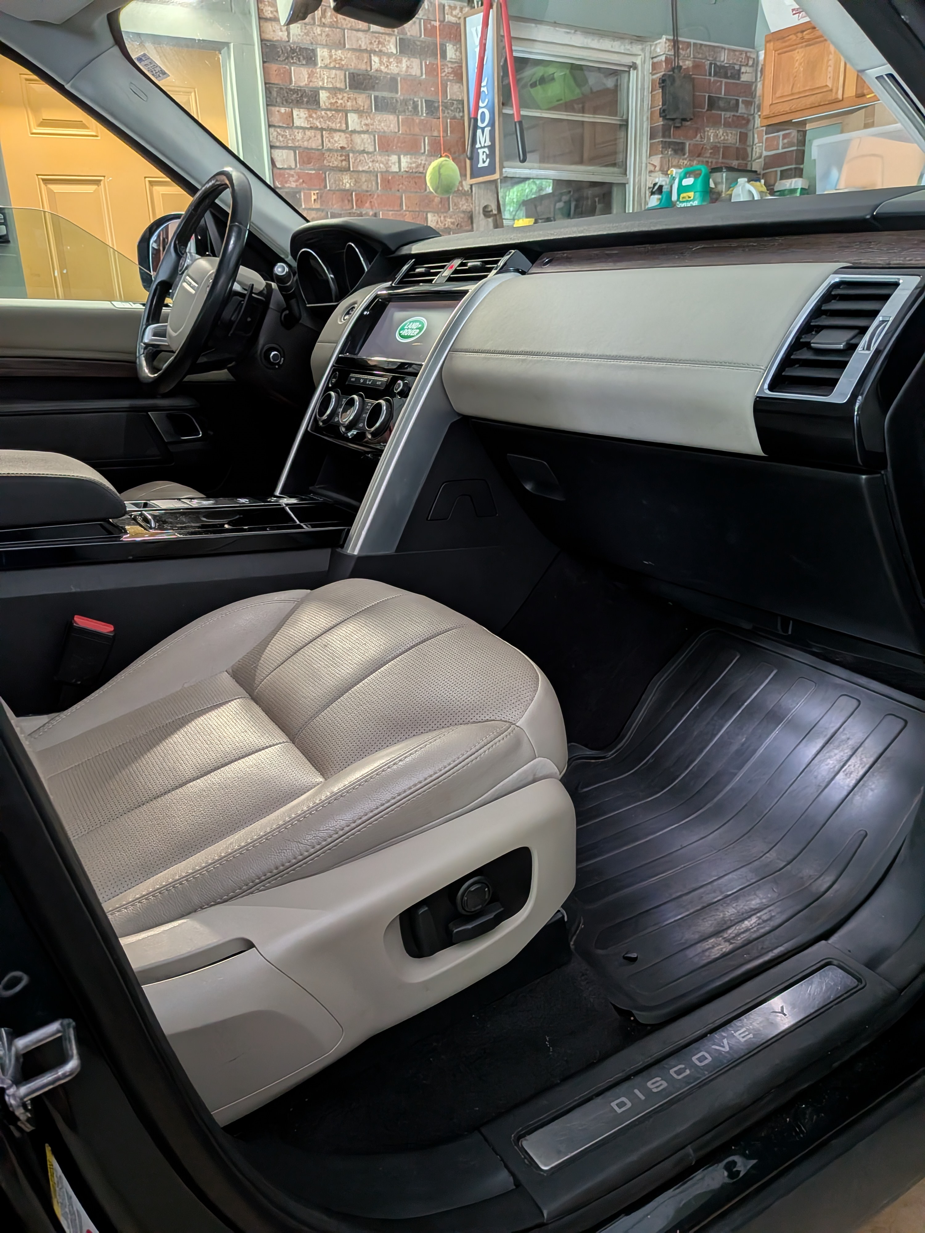 Used 2017 Land Rover Discovery HSE AWD/4WD image 12
