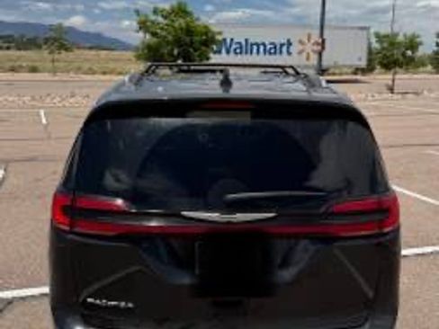 Used 2021 Chrysler Pacifica Touring-L FWD image 15