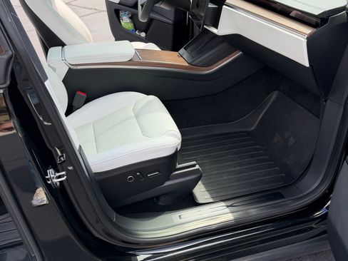 Used 2022 Tesla Model X image 17