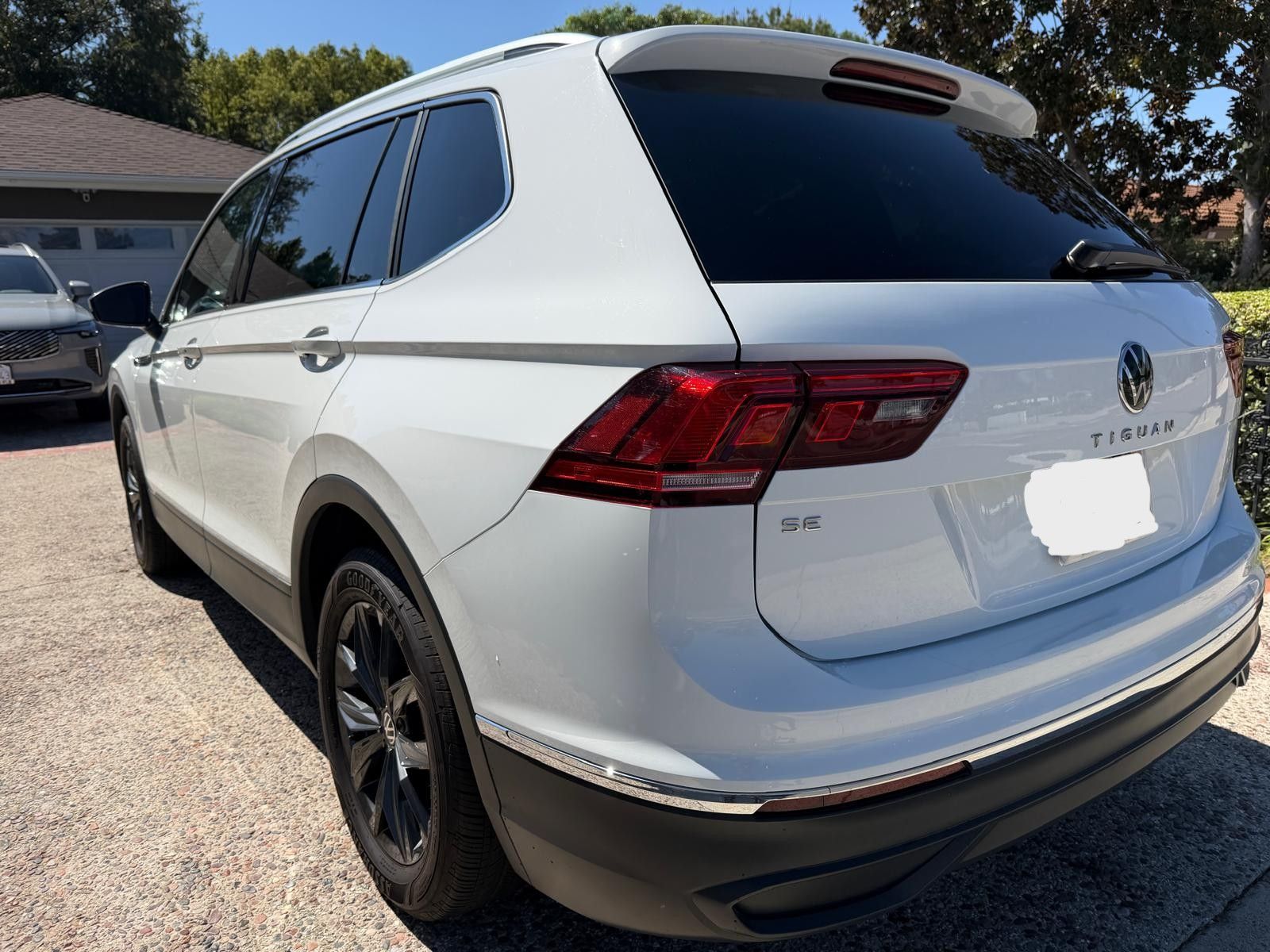 Used 2024 Volkswagen Tiguan SE w/ Panoramic Sunroof Package FWD image 5