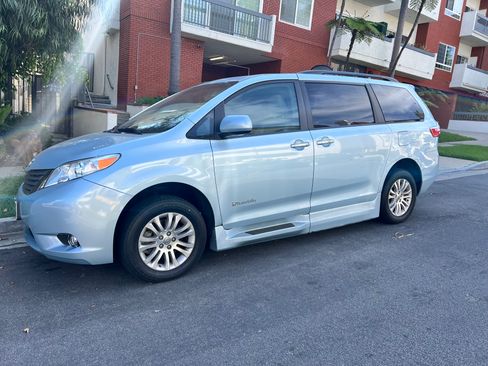 Used 2016 Toyota Sienna XLE w/ XLE Navigation Package image 5