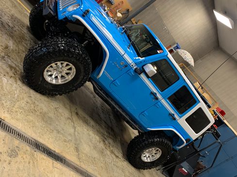 Used 2017 Jeep Wrangler Unlimited Sahara w/ Quick Order Package 23E Chief AWD/4WD image 4