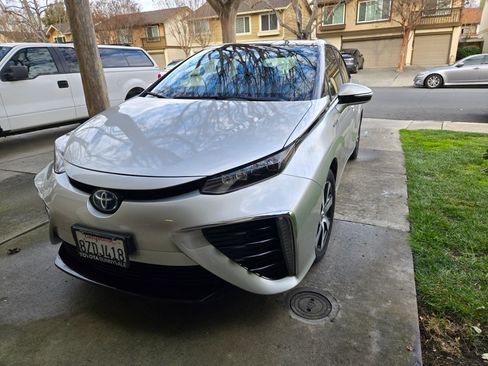 Used 2018 Toyota Mirai image 1