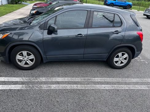 Used 2019 Chevrolet Trax LS FWD image 2